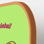 Ingelegde en Grappige Augurk Cartoon Pickleball On Paddle (Links Detail)