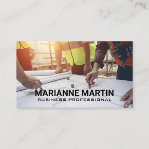 Ingenieurs kijken naar blauwdrukken visitekaartje