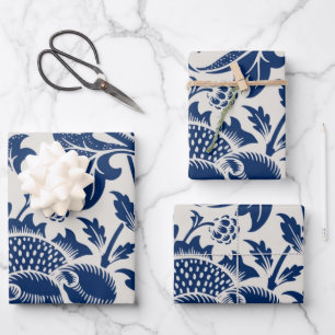Ingewikkeld blauw bloempatroon op lichte achtergro inpakpapier vel