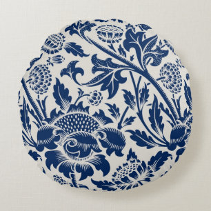 Ingewikkeld blauw bloempatroon op lichte achtergro rond kussen