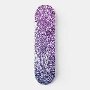 Ingewikkeld bloemontwerp in Paarse tinten en wit Persoonlijk Skateboard