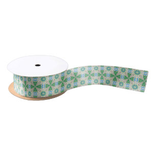 Ingewikkeld geometrisch patroon met groen en beige satijnen lint