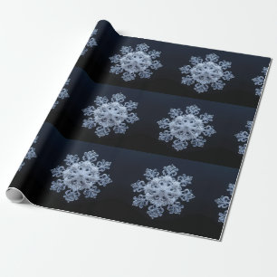 Ingewikkeld sneeuwvlok ontwerp op donkerblauwe ach cadeaupapier