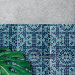 Ingewikkeld Symmetrisch Zacht Blauw en Indigo Tegeltje<br><div class="desc">Deze keramische tegel heeft een complex geometrisch patroon dat zowel symmetrisch als ingewikkeld is. Het ontwerp wordt gekenmerkt door sterachtige vormen en nauwgezette details, waardoor een visueel aantrekkelijk contrast ontstaat. De tegel is versierd met verschillende tinten blauw, variërend van diepe marine tot lichtere tonen. Dit kleurenschema, gecombineerd met de driedimensionale...</div>
