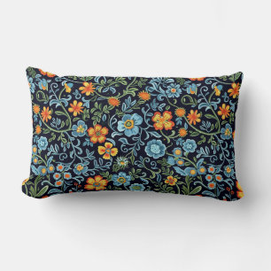 Ingewikkelde bloemkunst: blauwe en oranje bloemen kussen