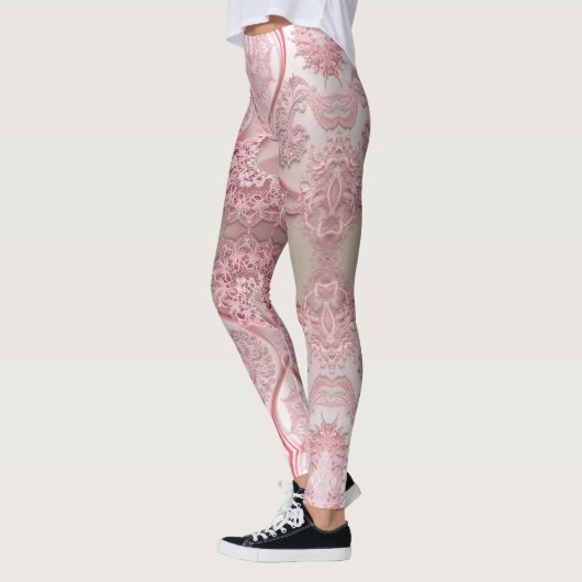 Ingewikkelde, wervelende patronen van  roze kant leggings (Links)