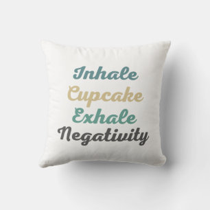 Inhale Cupcake Exhale Negatisive Sierkussen