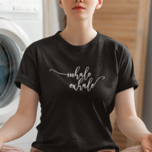 Inhale Exhale Typografie Handgeschreven Yoga T-shirt