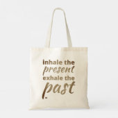 "INHALE HET CADEAU..." inspirerend citaat Tote Bag (Achterkant)