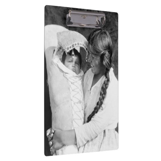 Inheemse Amerikaanse moeder met haar papsaus Klembord (Rechts)