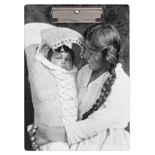 Inheemse Amerikaanse moeder met haar papsaus Klembord (Voorkant)