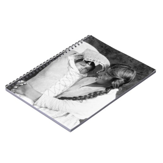 Inheemse Amerikaanse moeder met haar papsaus Notitieboek (Linkerzijde)