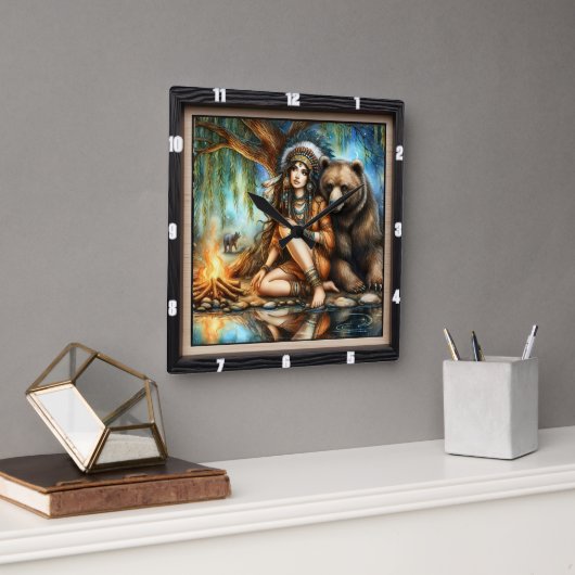 Inheemse Amerikaanse vrouw met Beer door kampvuur Vierkante Klok (Kantoor)