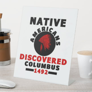 Inheemse Amerikanen ontdekten Columbus Reclamebord Met Voetstuk