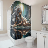 Inheemse vrouw deelt een moment met wolf douchegordijn (In situ)