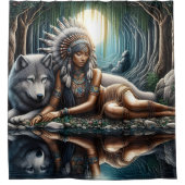 Inheemse vrouw deelt een moment met wolf douchegordijn (Voorkant)