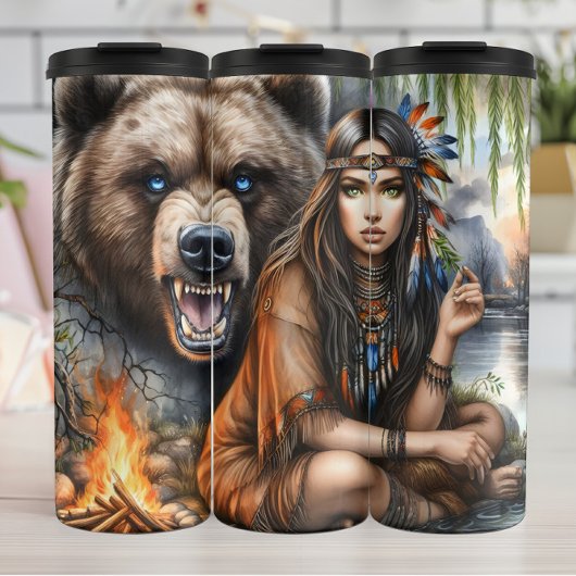 Inheemse vrouw en grizzly Beer Thermosbeker