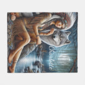 Inheemse vrouw ontspant door rivier met wolf fleece deken (Voorkant (Horizontaal))