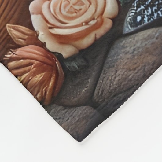 Inheemse vrouw ontspant door rivier met wolf fleece deken (Hoek)