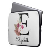 Initiaal E Modern Pink Boho Girly Floral Laptop Sleeve (Voorkant Links)