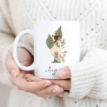 Initiaal I Boho Floral Orchid Greenery Custom Name Koffiemok<br><div class="desc">Een gepersonaliseerde koffie-mok met een bohemen letter "I"-monogram,  met decoratieve orchidee- en palmbladillustraties. Pas het eenvoudig aan met jouw naam of creëer een unieke gave voor je geliefden.</div>