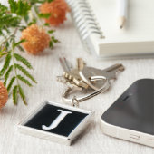 initiaal J sleutelhanger, cloisonne wit en zwart Sleutelhanger (Zijkant)