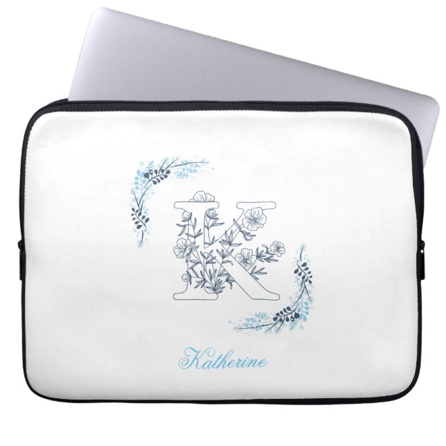 Initiaal "K" Blauw Monogram Kalm Bloemen Laptop Sleeve (Voorkant)