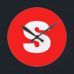 Initiaal Letter Monogram Moderne Stijl Rood Wit Ronde Klok<br><div class="desc">Wilt u een product bezitten met de initialen van de jouw naam? Het is heel eenvoudig, esthetisch en aantrekkelijk.</div>