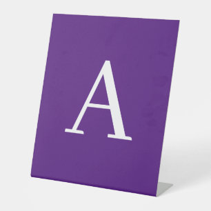 Initiaal Letter-monogram Paars Reclamebord Met Voetstuk