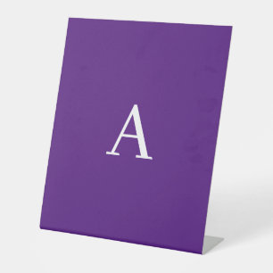 Initiaal Letter-monogram Paars Reclamebord Met Voetstuk