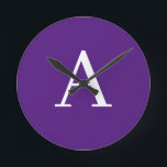 Initiaal Letter-monogram Paars Ronde Klok<br><div class="desc">Wilt u een product bezitten met de initialen van de jouw naam? Het is heel eenvoudig,  esthetisch en aantrekkelijk.</div>