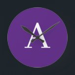 Initiaal Letter-monogram Paars Ronde Klok<br><div class="desc">Wilt u een product bezitten met de initialen van de jouw naam? Het is heel eenvoudig,  esthetisch en aantrekkelijk.</div>