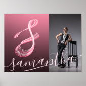 Initiaal Letter Roze Script Fotonaam Monogram Poster (Voorkant)