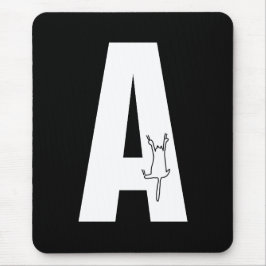 Initiaal met hangende kattendoekje muismat