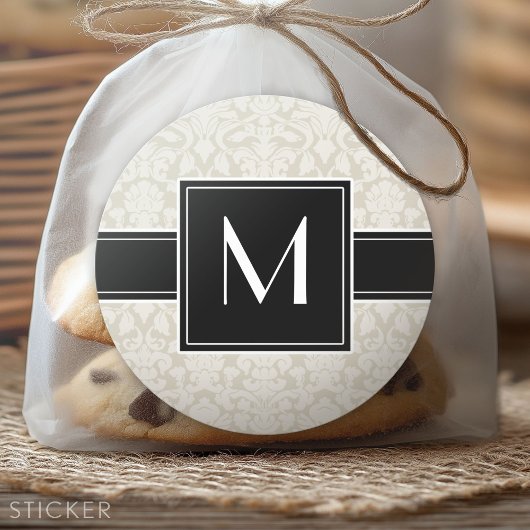 Initiaal met ivoorkleurig beige damast ronde sticker