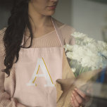 Initiaal Monogram Blush Roze Vintage Typografie Schort<br><div class="desc">Een eenvoudig minimalistisch initiaal met een  retro-typografie in wit met een gouden schaduw op een wazige roze achtergrond. De brief kan gemakkelijk worden aangepast om uw eigen monogram te creëer!</div>