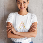 Initiaal Monogram Blush Roze Vintage Typografie T-shirt<br><div class="desc">Een eenvoudig minimalistisch initiaal ontwerp met een  retro typografie in roze met een gouden schaduw. De letter kan eenvoudig worden aangepast aan creëer uw eigen monogram ontwerp!</div>