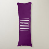 Initiaal Monogram | Wit Op Diep Paars Lichaamskussen (Voorkant Verticaal)