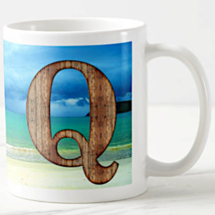 Initiaal Monogram Wooden Letter Q Beach Ocean Scen Koffiemok