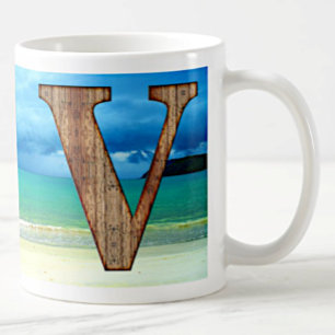 Initiaal Monogram Wooden Letter V Beach Ocean Scen Koffiemok