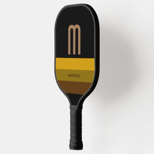 Initiaal op een gestreept en modern pickleball paddle (Links)
