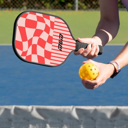 Initiaal schattig roze en rood trendy geruite stre pickleball paddle (Insitu)