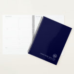 Initiaal voor professionele marinescheepvaart en w planner<br><div class="desc">De moderne planner kenmerkt een minimaal ontwerp in een klassiek blauw van de marine en wit kleurenpalet. De naam van de douane die in de lagere juiste hoek in stijlvolle eenvoudige doopvont met een vleiend minimaal monogram miljoen wordt voorgesteld. Getoond met een douanenaam en een monogram initiaal op de voorzijde...</div>