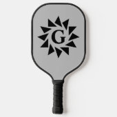 Initiaal wijzigen, geometrische driehoeken op grij pickleball paddle (Achterkant)