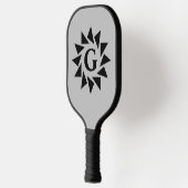 Initiaal wijzigen, geometrische driehoeken op grij pickleball paddle (Links)