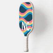 Initialen en Retro Golven in Roze Geel Blauw Pickleball Paddle (Links)