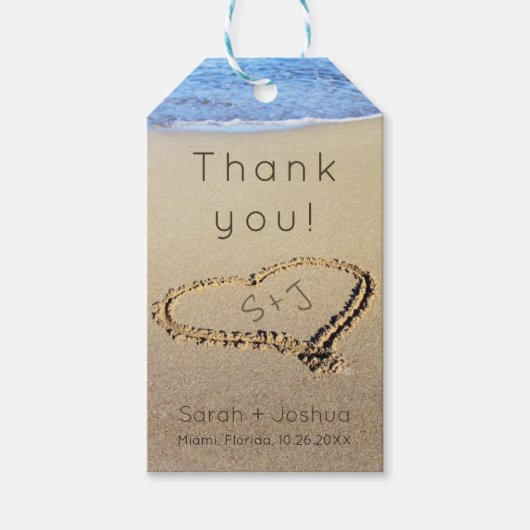 Initialen in Hart in Zand Beach Bruiloft Dank u Cadeaulabel (Voorkant)