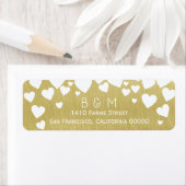 initialen met liefdesharten op faux gouden bruilof etiket (Insitu)