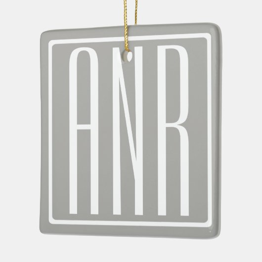 Initialen Monogram | Wit op lichtgrijs Keramisch Ornament (Links)