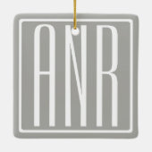 Initialen Monogram | Wit op lichtgrijs Keramisch Ornament (Achterkant)